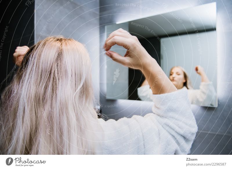 Styling Lifestyle elegant Stil schön Haare & Frisuren feminin Junge Frau Jugendliche 30-45 Jahre Erwachsene Bad Bademantel blond langhaarig modern Identität
