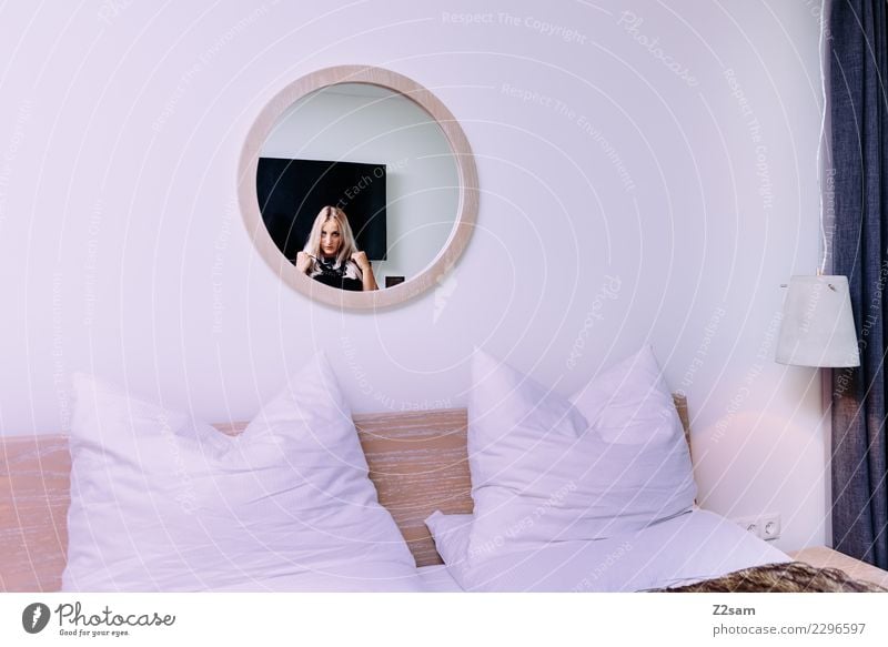 Frau macht sich Ausgehfertig Lifestyle Reichtum elegant Stil feminin Junge Frau Jugendliche 30-45 Jahre Erwachsene Schlafzimmer Hotel Accessoire Schmuck blond