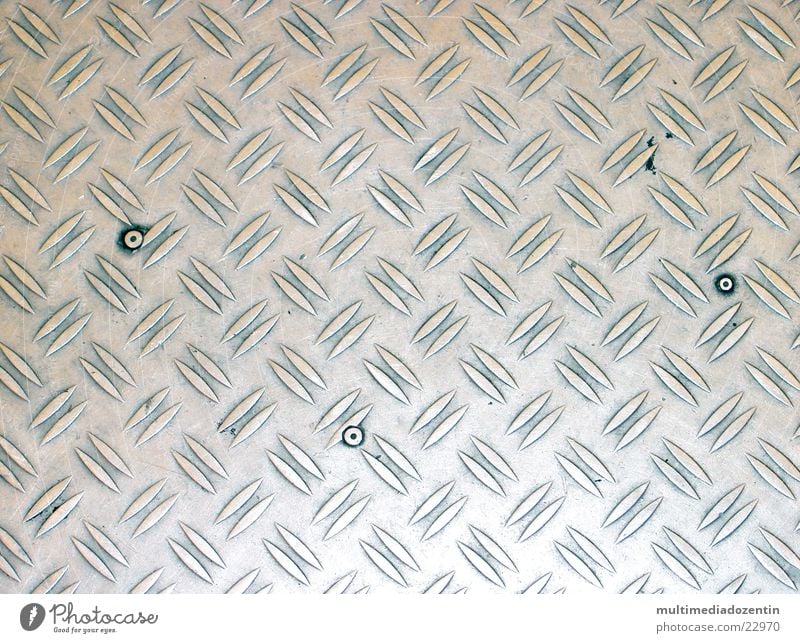 Heavy-Metall Blech Bodenbelag kalt hart grau Hintergrundbild Schriftzeichen Muster regelmässig glänzend Aluminium festgeschraubt unten Abdeckung Tanzfläche