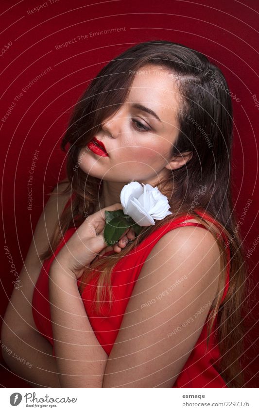 Romantisches Porträt einer jungen Frau auf rotem Hintergrund. Lifestyle Reichtum elegant schön Kosmetik Parfum Gesundheit Gesundheitswesen Allergie Wellness