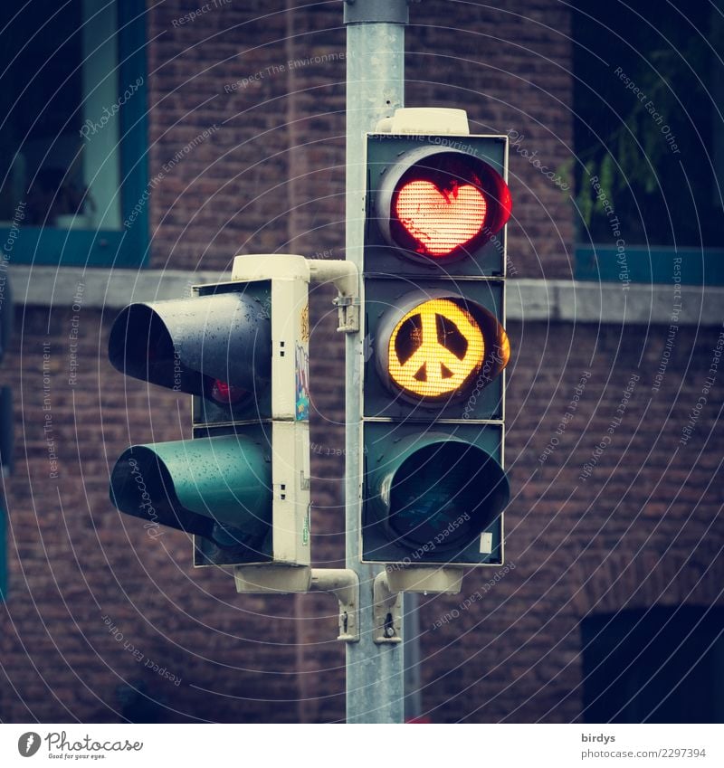 Love & Peace Kunst Fassade Verkehr Ampel Verkehrszeichen Verkehrsschild Zeichen Herz CND leuchten authentisch außergewöhnlich positiv Stadt gelb rot