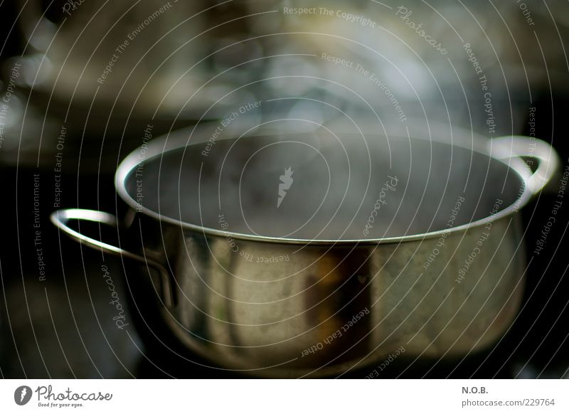 Cooking Single Topf Küche kochen & garen dreckig bequem Farbfoto Innenaufnahme Unschärfe Schwache Tiefenschärfe Wasserdampf Metallwaren Reflexion & Spiegelung