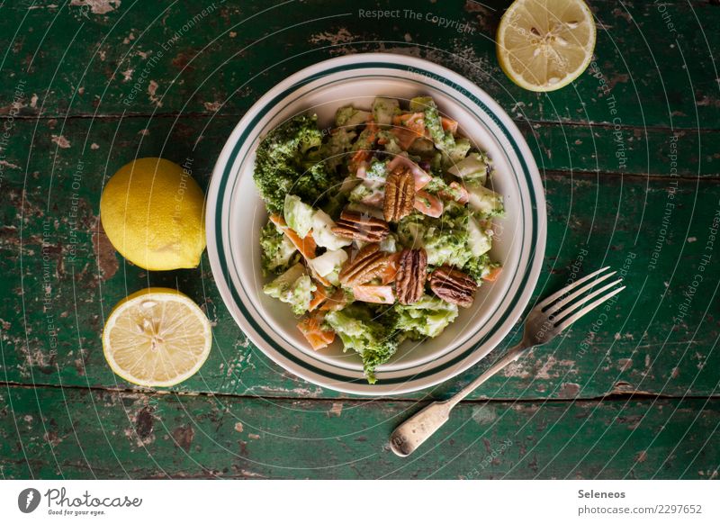 Brokkolisalat Lebensmittel Gemüse Salat Salatbeilage Zitrone Pekanuss Möhre Ernährung Mittagessen Abendessen Bioprodukte Vegetarische Ernährung Diät