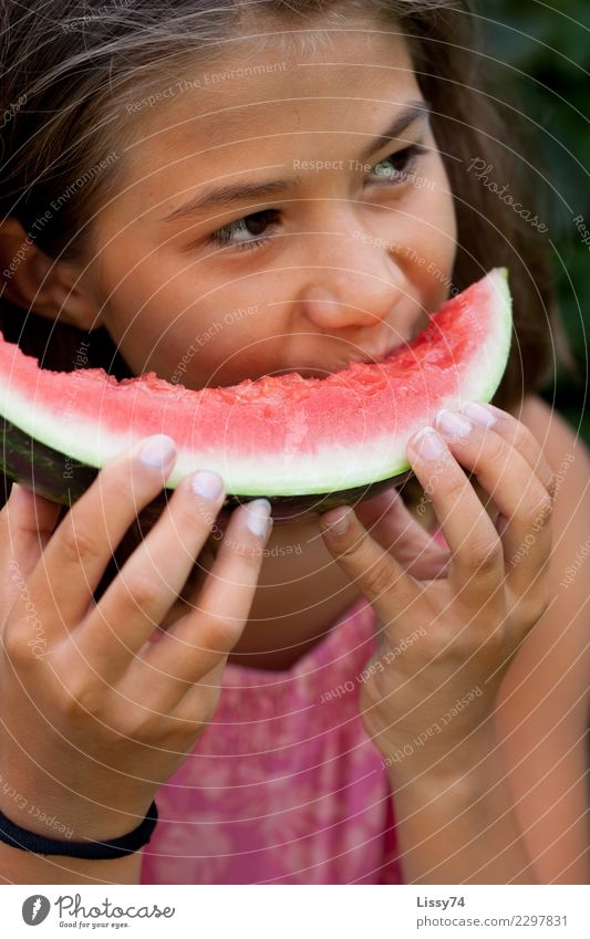 So schmeckt der Sommer Garten Kind Mädchen Kindheit 1 Mensch 8-13 Jahre Essen genießen Lächeln träumen Freundlichkeit Fröhlichkeit Glück rosa rot Freude