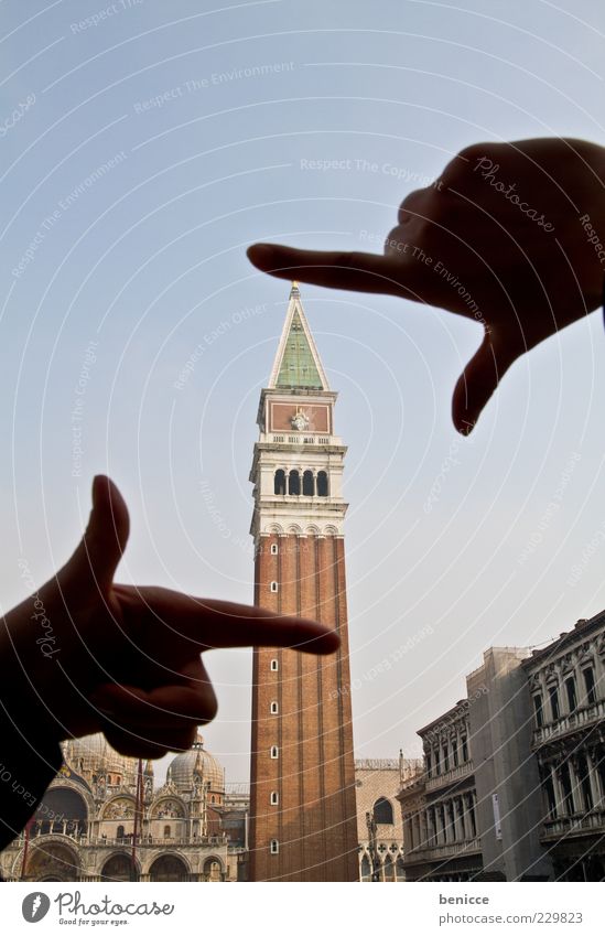 touri Tourist Tourismus Venedig Städtereise stadttourismus Markusplatz Turm Kirchturm Sightseeing Ferien & Urlaub & Reisen Reisefotografie Fotografieren Rahmen