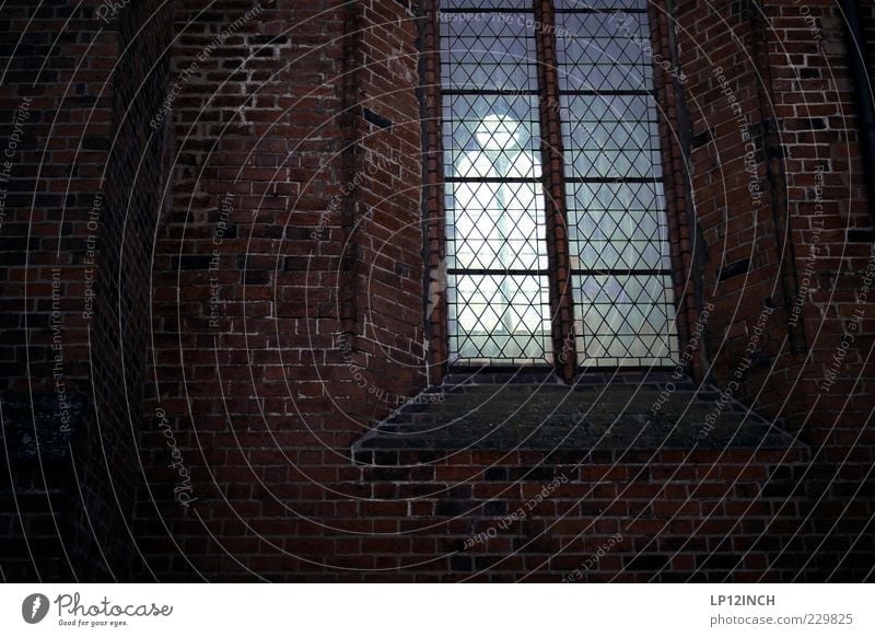 verschlossener Ort Trauerfeier Beerdigung Taufe Lüneburg Deutschland Europa Menschenleer Kirche Mauer Wand Fenster Sehenswürdigkeit Hoffnung Glaube Traurigkeit