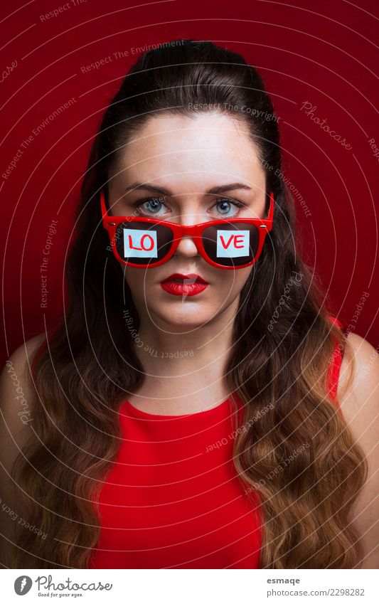 LIEBE Junge Frau Lifestyle elegant schön Kosmetik Gesundheit Wellness Veranstaltung Valentinstag Muttertag feminin Jugendliche Sonnenbrille rot Gefühle