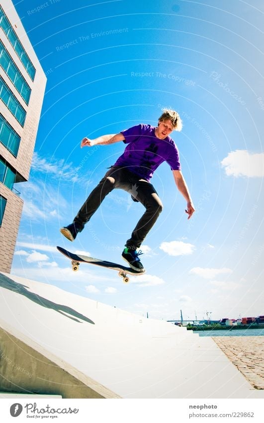 BS Flip Lifestyle Freizeit & Hobby springen Skateboarding Sonne Blauer Himmel Weitwinkel mehrfarbig Außenaufnahme Textfreiraum oben Textfreiraum unten Tag