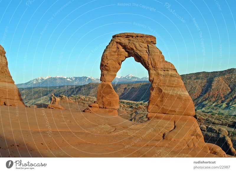 Delicate Arch Arches National Park Nationalpark Utah Abenddämmerung USA Steinbogen Felsbogen monumental Naturwunder Naturphänomene Sehenswürdigkeit Attraktion