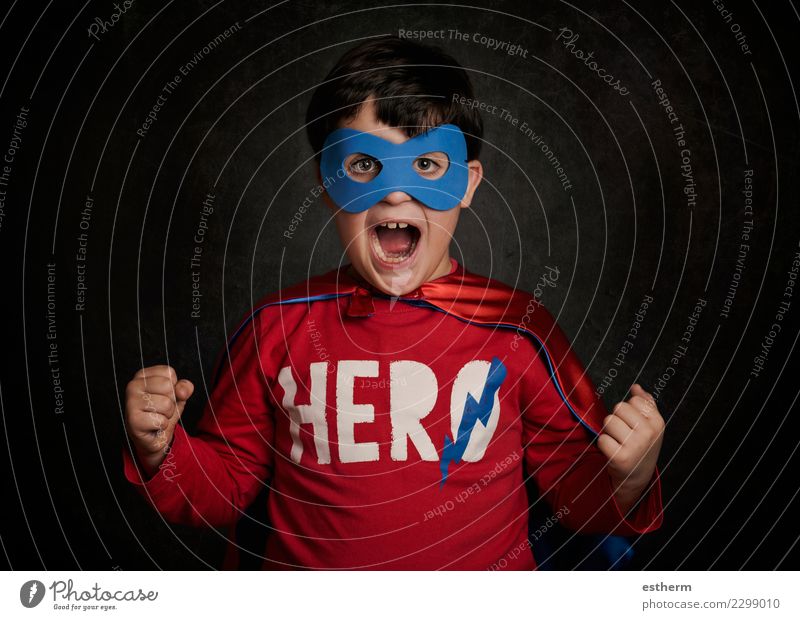 Glückliches kleines Kind, das Superhelden spielt Lifestyle Freude Spielen Entertainment Party Veranstaltung Feste & Feiern Karneval Halloween Mensch maskulin