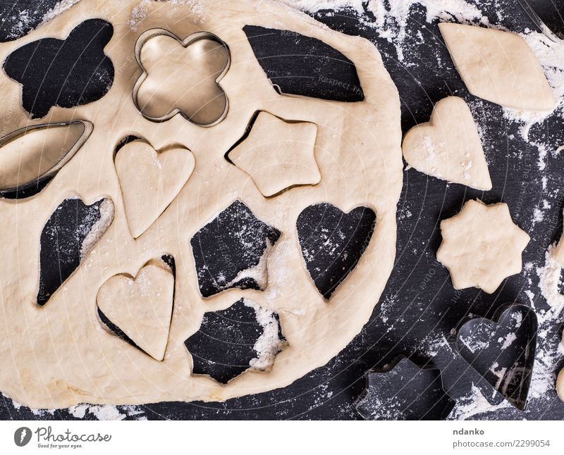 Teigform zum Backen von Keksen Teigwaren Backwaren Kuchen Tisch Küche Herz frisch oben schwarz weiß Stern Top gebastelt Hintergrund Lebensmittel Mehl Holzplatte