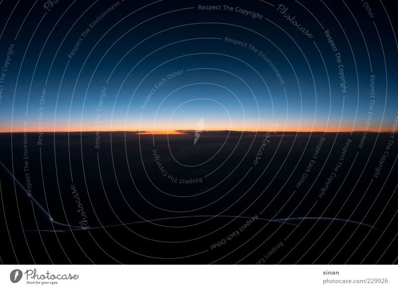 Himmel oder Weltall? Luft Erde Wolken Nachthimmel Horizont Sonne Sonnenaufgang Sonnenuntergang Klima Flugzeug im Flugzeug Flugzeugausblick ästhetisch bedrohlich