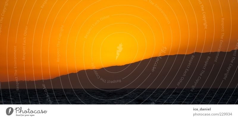Orange Ferne Freiheit Natur Himmel Wolkenloser Himmel Sonnenaufgang Sonnenuntergang Sonnenlicht Schönes Wetter Wärme Hügel Berge u. Gebirge Küste Meer Pazifik