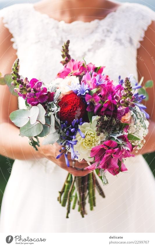 Weddingday Feste & Feiern Hochzeit feminin Junge Frau Jugendliche Erwachsene Partner Hand Mode Kleid Accessoire Blühend Küssen leuchten violett rosa rot Glück