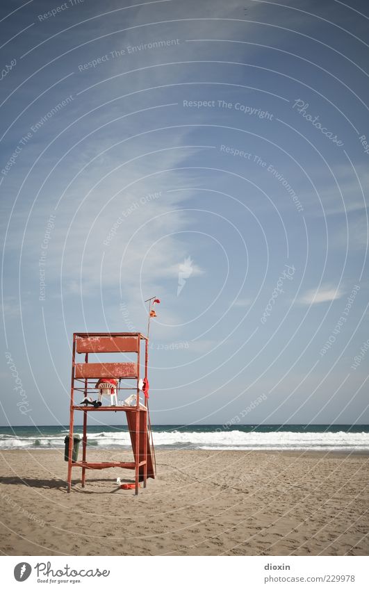 zur schönen Aussicht Strand Meer Wellen Himmel Wolken sitzen warten Rettungsschwimmer Farbfoto Außenaufnahme bewachen Wachsamkeit Textfreiraum oben