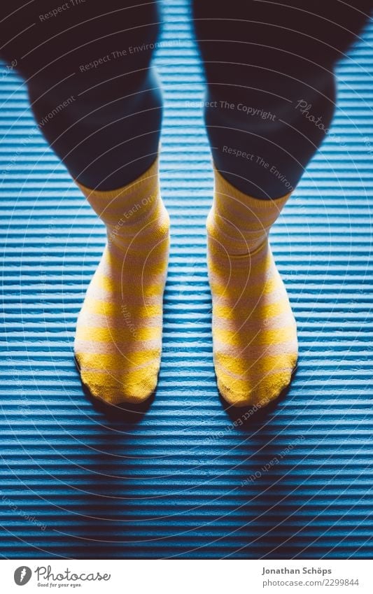 Blau-gelbe Gymnastik IV Stil Gesundheit ruhig Sport Yoga Frau Erwachsene Beine Fuß Strümpfe Bewegung Fitness stehen sportlich einzigartig blau achtsam Pause