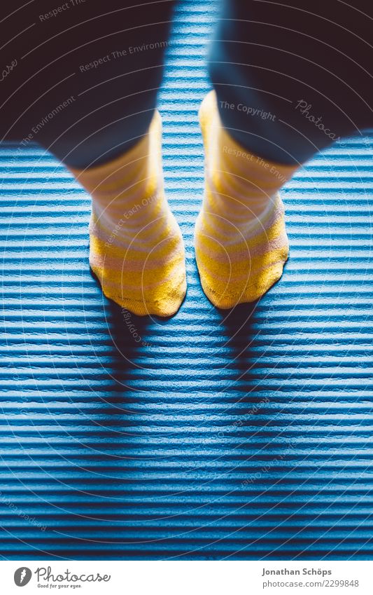 Blau-gelbe Gymnastik I Stil Gesundheit ruhig Sport Yoga Frau Erwachsene Beine Fuß Strümpfe Bewegung Fitness stehen sportlich einzigartig blau achtsam Pause