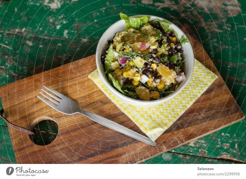 bunter Salat Lebensmittel Gemüse Salatbeilage Frucht Orange Mais Bohnen Salatblatt Couscous Zwiebel Ernährung Essen Mittagessen Abendessen Bioprodukte