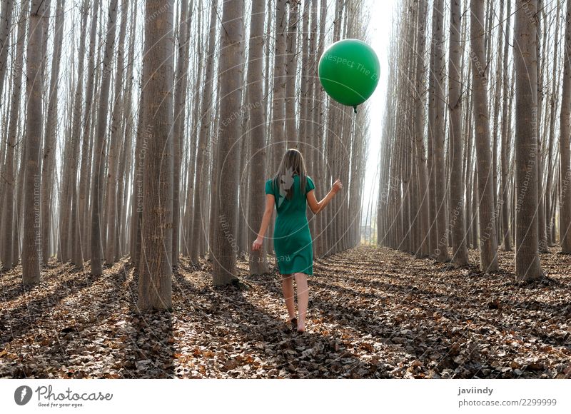Junge Frau im Pappelwald mit grünem Kleid und Ballon Lifestyle Freude schön Erholung Mensch Erwachsene Jugendliche 1 18-30 Jahre Natur Herbst Baum Blatt Park
