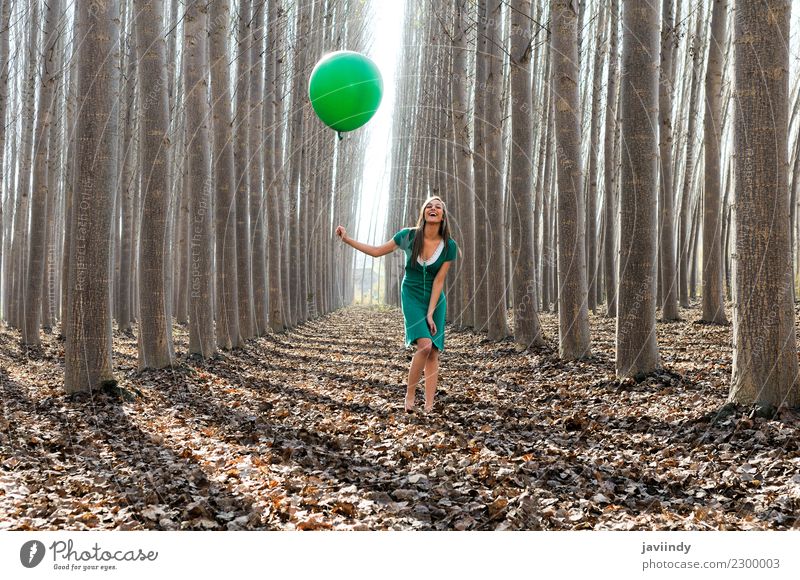 Mädchen, das im Wald mit grünem Ballon und Kleid lacht Freude Mensch Junge Frau Jugendliche Erwachsene 1 18-30 Jahre Natur Herbst Baum Blatt Park blond
