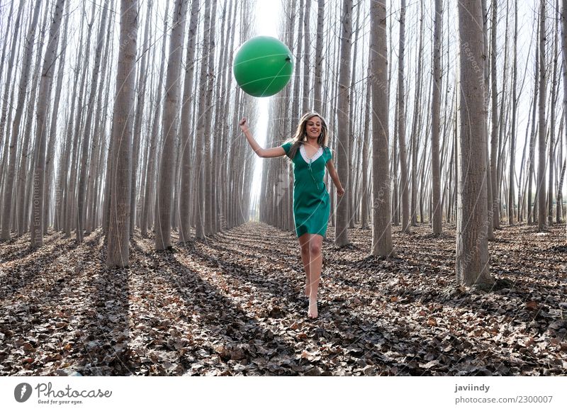 Blondes Mädchen mit grünem Ballon und Kleid im Wald Lifestyle Freude schön Erholung Mensch Junge Frau Jugendliche Erwachsene 1 18-30 Jahre Natur Herbst Baum