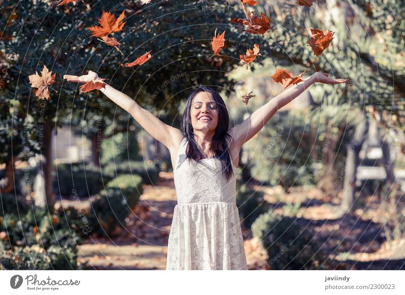 Schönes Mädchen mit fallenden Blättern im Herbst Lifestyle Freude Glück schön Erholung Freizeit & Hobby Winter Mensch feminin Junge Frau Jugendliche Erwachsene