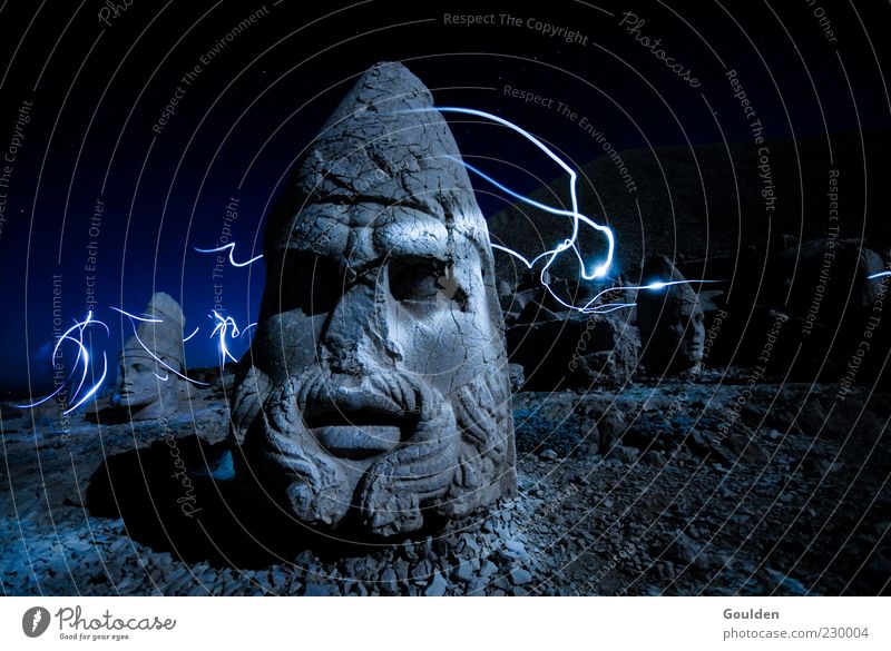 Antiochos wacht Abenteuer Berge u. Gebirge maskulin Kunst Skulptur Nachthimmel Blitze Gipfel Helm leuchten alt außergewöhnlich dunkel Macht träumen Fernweh
