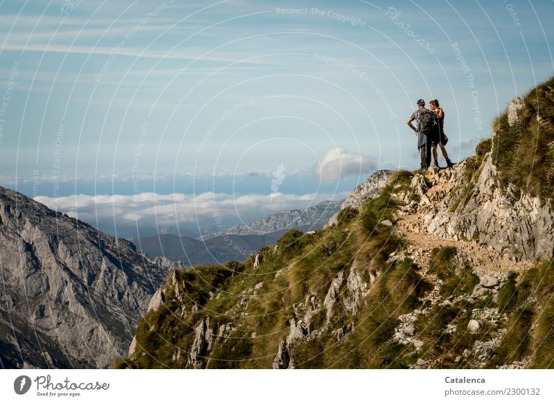 Schöne Aussichten, zwei Wanderer hoch in den Bergen betrachten die Landschaft unter ihnen Tourismus Ferne Freiheit Berge u. Gebirge wandern maskulin feminin
