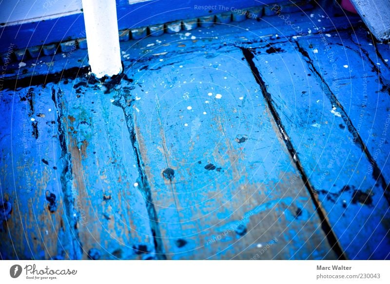 Blau. Holz Stahl alt authentisch dreckig kalt natürlich Originalität verrückt blau ästhetisch einzigartig Farbe Schiffsplanken Boden Bodenbelag Holzfußboden