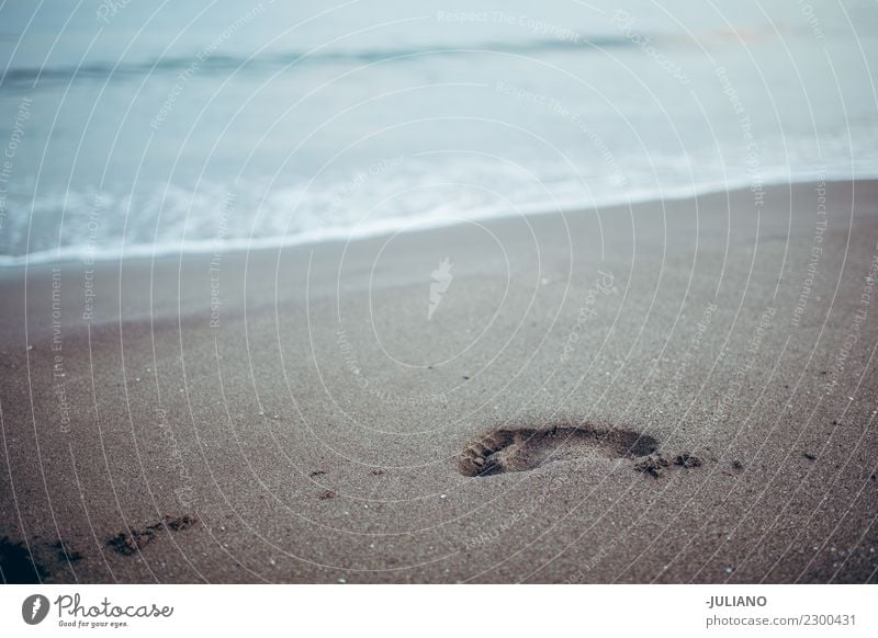 Fußspuren im Sand im Sommer Strand Abenddämmerung Gefühle Glück Leben Lifestyle Spanien Sonne Sonnenuntergang Wärme Freiheit Freude gut Ferien & Urlaub & Reisen