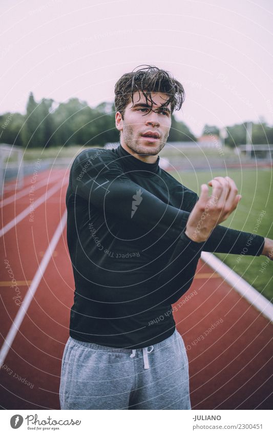 Junger Sportmann, der an der Laufbahn ausdehnt Trinkwasser Lifestyle Freude Körper Gesundheit Gesunde Ernährung Gesundheitswesen sportlich muskulös Fitness