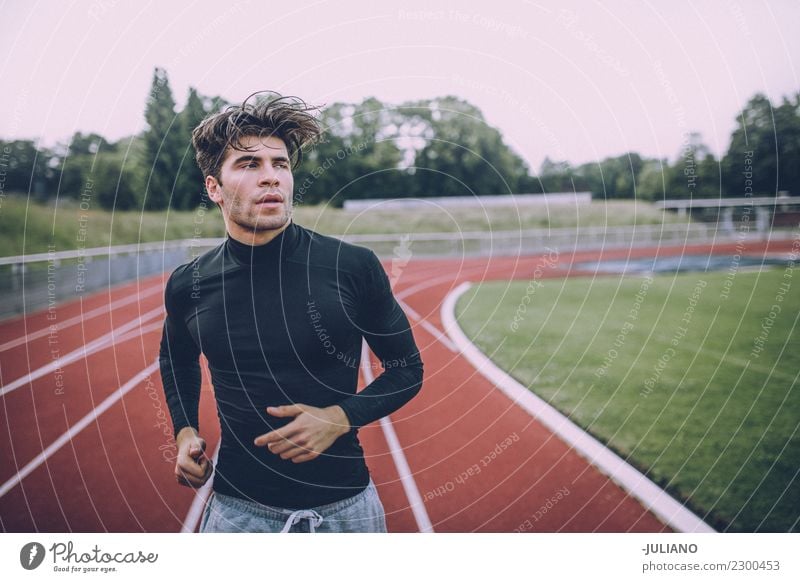 Junger Sportmann, der an der Laufbahn trainiert Trinkwasser Lifestyle Freude Körper Gesundheit Gesunde Ernährung Gesundheitswesen sportlich Fitness Leben