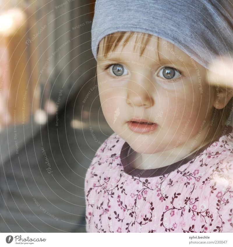 Wo bleibt nur der Papa? Kind Kleinkind Mädchen Kindheit Leben Gesicht beobachten Blick träumen warten Sicherheit Schutz Geborgenheit Wachsamkeit Neugier