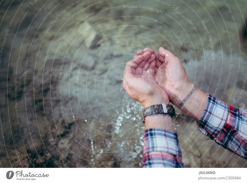 Nahaufnahme der Hände sauberes Wasser zum Trinken in der Natur trinken Ernährung entwässern Mensch Trinkwasser Flüssigkeit Springbrunnen Quelle See