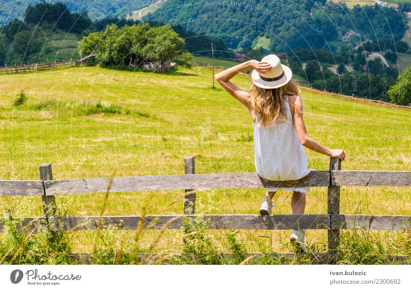Blondes Mädchen genießt die Aussicht Lifestyle Glück schön Wellness harmonisch Ferien & Urlaub & Reisen Ausflug Abenteuer Freiheit Sommer Berge u. Gebirge