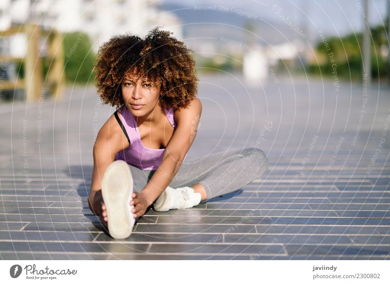 Schwarze Frau, die sich nach dem Laufen im Freien ausdehnt. Lifestyle schön Haare & Frisuren Wellness Freizeit & Hobby Sport Joggen Mensch Junge Frau