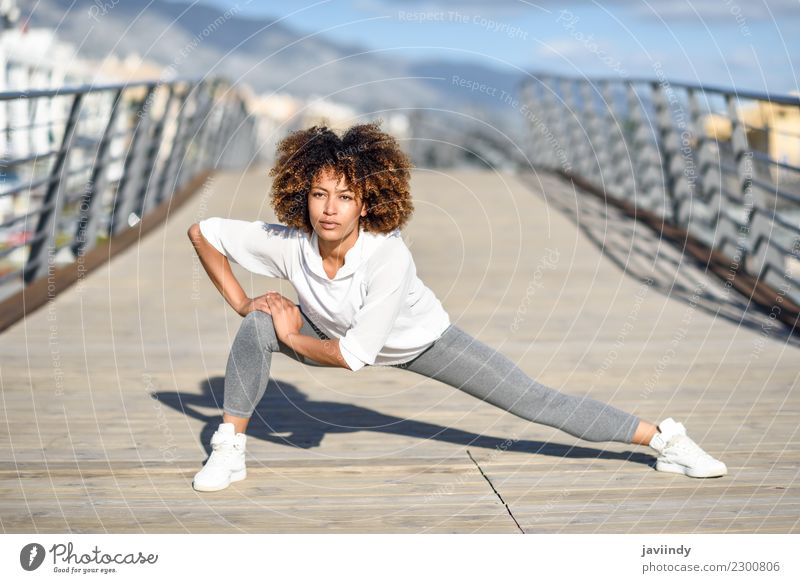 Junge schwarze Frau beim Stretching nach dem Laufen im Freien Lifestyle schön Haare & Frisuren Wellness Freizeit & Hobby Sport Joggen Mensch Junge Frau