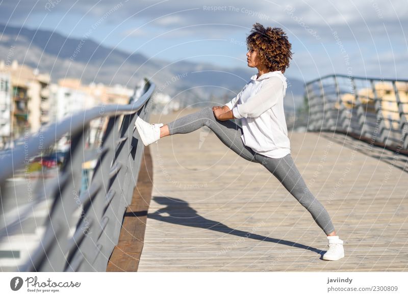 Junge schwarze Frau beim Stretching nach dem Laufen im Freien Lifestyle schön Haare & Frisuren Wellness Freizeit & Hobby Sport Joggen Mensch Junge Frau