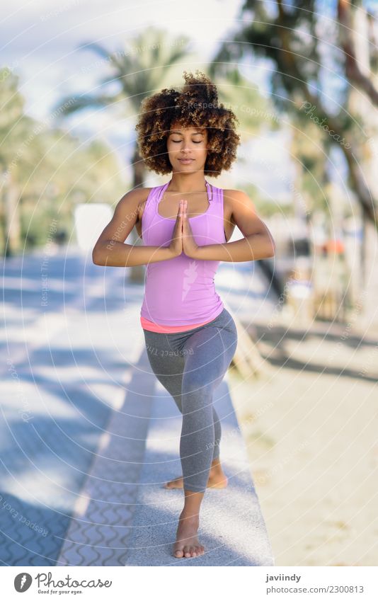 Schwarze Frau, Afro-Frisur, Yoga am Strand. Lifestyle schön Körper Haare & Frisuren Wellness Erholung Meditation Freizeit & Hobby Meer Sport Mensch Erwachsene