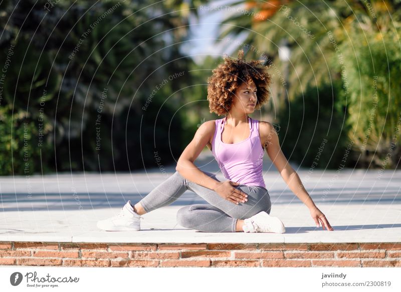 Schwarze Frau, Afro-Frisur, Yoga auf der Promenade. Lifestyle schön Körper Haare & Frisuren Wellness Erholung Meditation Freizeit & Hobby Strand Meer Sport