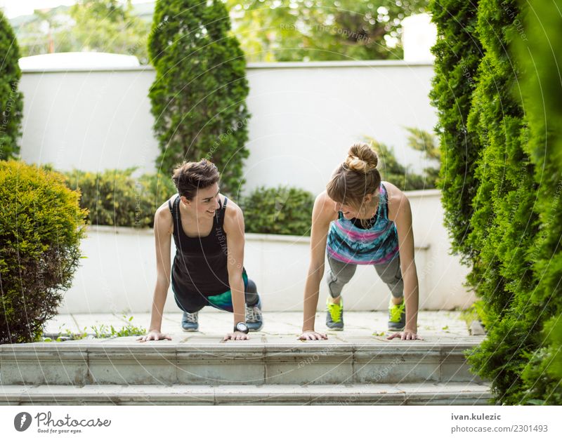 Paare von den Mädchen, die tun, drücken ups Lifestyle schön Körper Sport Yoga Mensch Frau Erwachsene Fitness Lächeln sportlich Freundlichkeit Fröhlichkeit