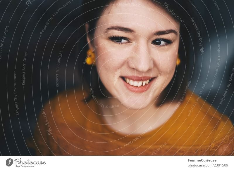 Porträt der brünetten jungen lächelnden Frau mit Bob-Frisur und okkerfarbenem Oberteil Lifestyle elegant Stil feminin Erwachsene 1 Mensch 18-30 Jahre