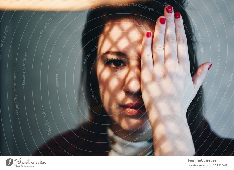 Junge Frau mit Schattenspiel im Gesicht feminin Jugendliche Erwachsene 1 Mensch 18-30 Jahre Gesichtsausschnitt verdeckt Hand Reflexion & Spiegelung braunes Auge