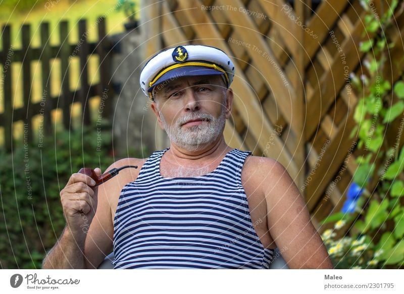 Kapitän mit einer Pfeife Seemann Erfahrung attraktiv Hut Sturm weiß Erwachsene Mütze Wasserfahrzeug Mode Porträt Lächeln Bart Gesicht Mann Mensch Senior