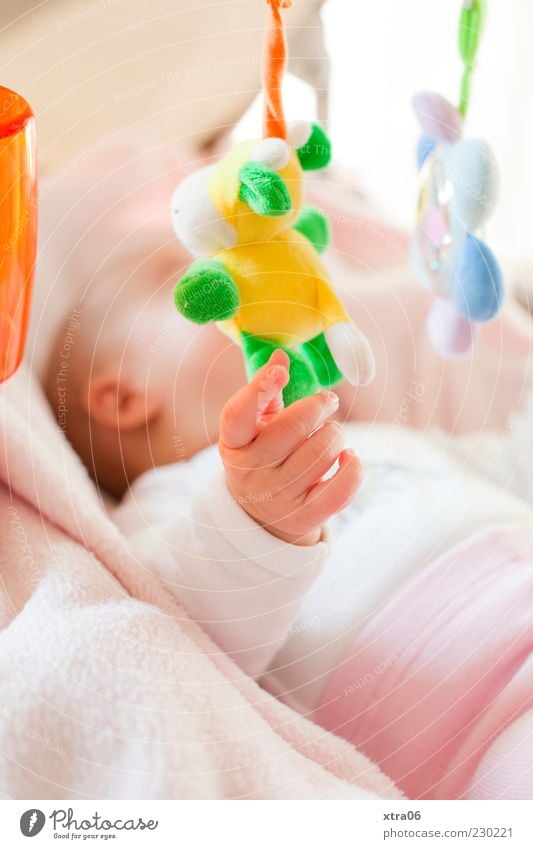 schön, ein baby zu sein :) Mensch Baby Mädchen Hand Finger 1 0-12 Monate rosa Farbfoto Innenaufnahme Licht Mobile Stofftiere berühren greifen Liege
