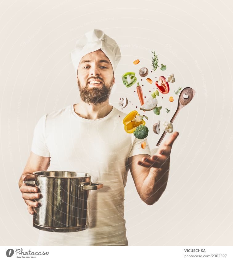Lustiger Koch jongliert mit Topf, Kochlöffel und Gemüse Lebensmittel Ernährung Stil Freude Party Veranstaltung Restaurant Mensch Junger Mann Jugendliche