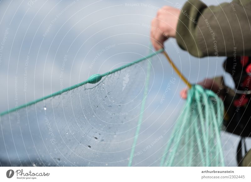 Fischer holt Fischernetz mit Fischfang ein Lebensmittel Ernährung Gesunde Ernährung Freizeit & Hobby Angeln Berufsausbildung Azubi Arbeit & Erwerbstätigkeit