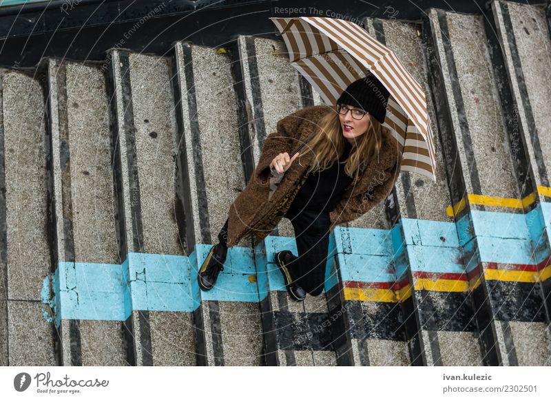 Modisches Mädchen, das auf der Treppe steht Lifestyle elegant Stil Design Freude schön Körper Junge Frau Jugendliche 1 Mensch 18-30 Jahre Erwachsene Belgrad