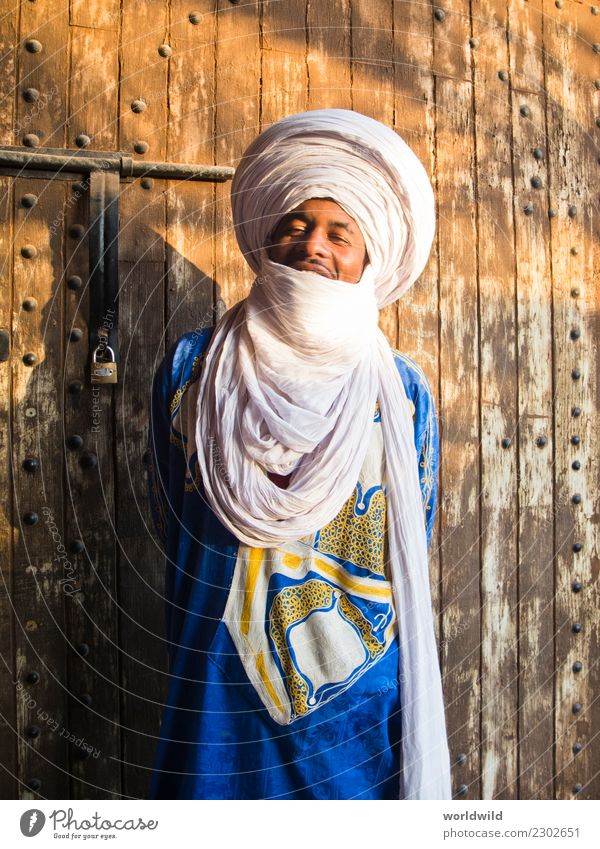 smiling moroccan man Mensch maskulin Junger Mann Jugendliche Erwachsene Körper Kopf Gesicht 1 18-30 Jahre Tür Bekleidung Hemd Accessoire Schal Kopftuch