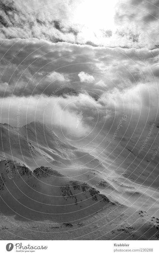 Berge/Wolken/Sonne Winter Schnee Berge u. Gebirge Umwelt Natur Landschaft Wetter Alpen Gipfel Schneebedeckte Gipfel Schwarzweißfoto Außenaufnahme Menschenleer